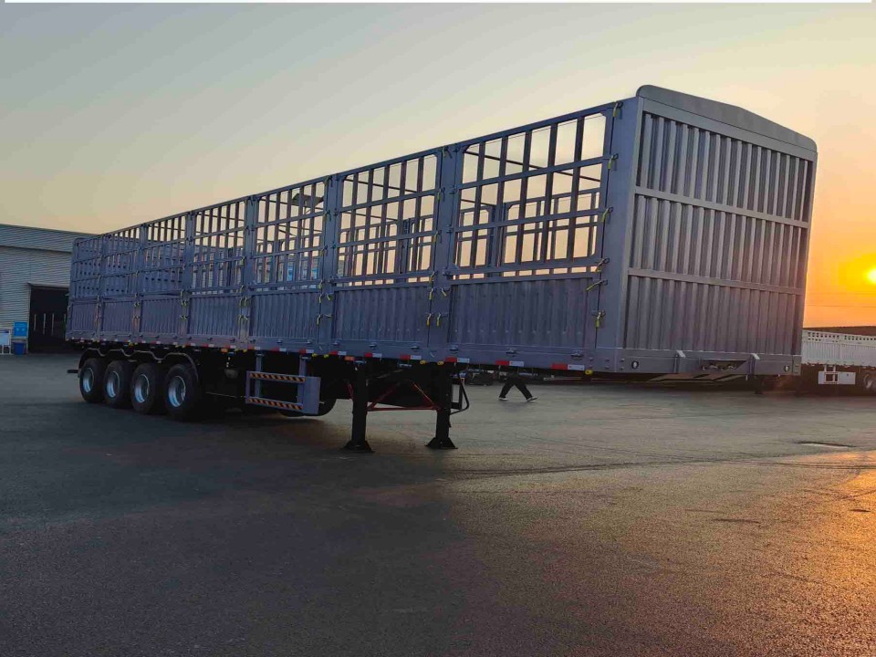 Derun 4 Axle Fence Cargo Semi přívěs se chystá odejít do západní Afriky