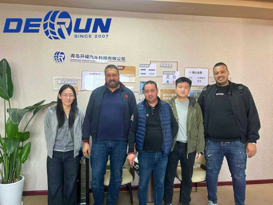 Alžírský zákazník navštívil vozidlo Shandong Derun