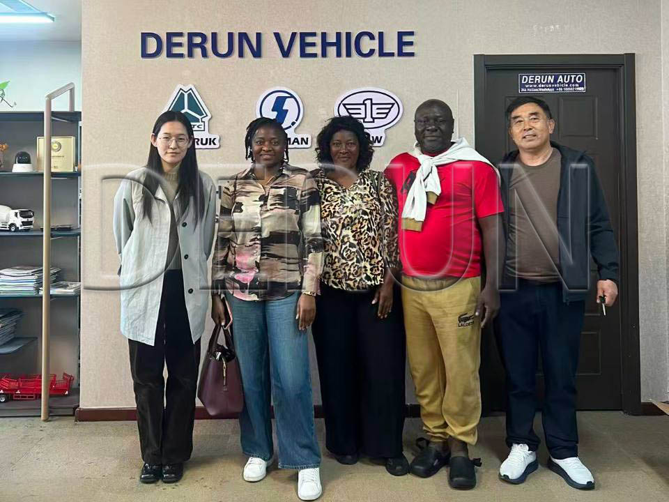 Klienti z Gabonu navštívili Derun Auto a zakoupili pět kamionů